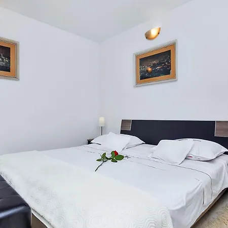 Apartment Lory *