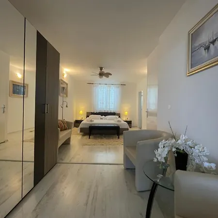 Lory Apartment *