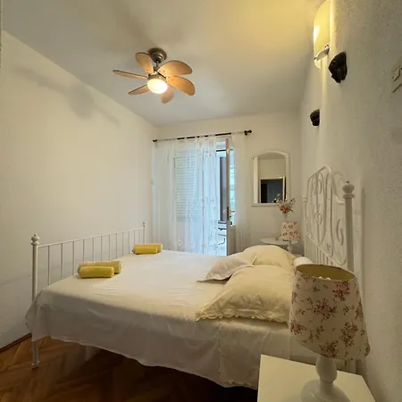 Apartment Lory *